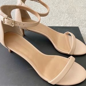 Banana Republic kitten heel bare leather sandals size 7.5